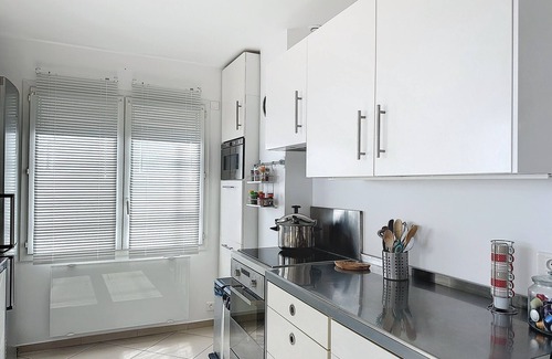 Carnon-Plage Apartment | Air-conditioned apartment with terrace and parking, sea-facing