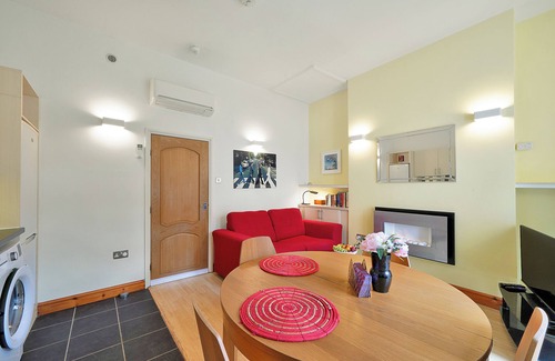 Mapesbury Apartment | Air-conditioned London garden apartment