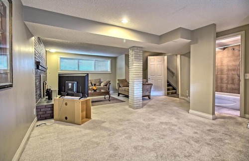 Northwest Calgary House | AIR-CONDITIONED TASTEFULLY RENOV, 6BRS, 3BTHS Hunterquay