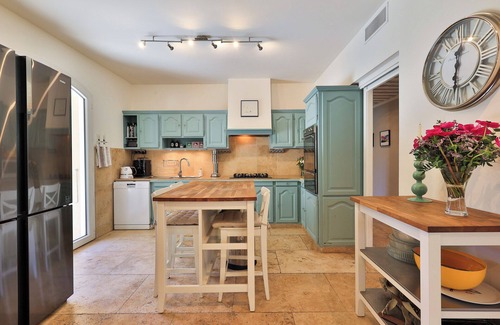 Ventabren Villa | Air-conditioned villa with swimming pool, rated 4 stars, 10 minutes from Aix-en-Provence.