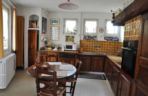 Orange Villa | Air-conditioned villa in a hill view of Mont Ventoux secluded garden sun tourism