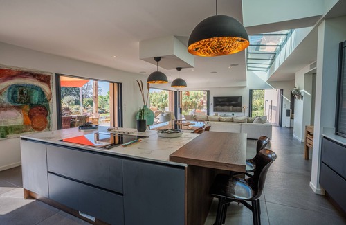 Giens Villa | Air-conditioned villa, sleeps 11 heated pool, garden, Presqu'île de Giens, beach