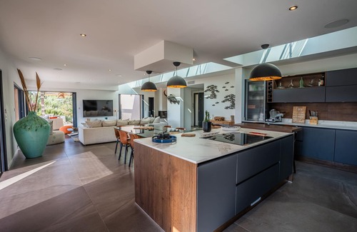 Giens Villa | Air-conditioned villa, sleeps 11 heated pool, garden, Presqu'île de Giens, beach
