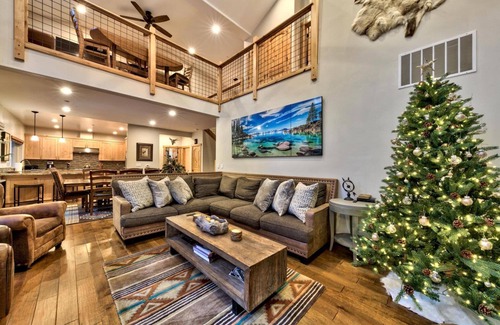 Pioneer Trail Cabin | Air Conditioning, Hot Tub, EV Charger, Bunk Beds, High-end Mountain Home