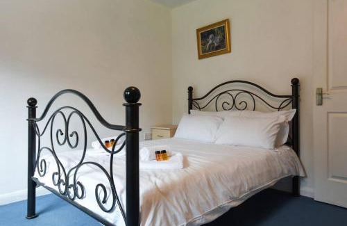Cowplain House | Air Maison - Large Family Home with Pool Table