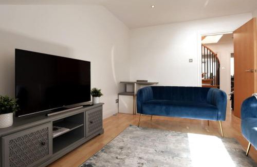 Southsea House | Air Maison - Seafront Flat Private - Roof Terrace with Parking