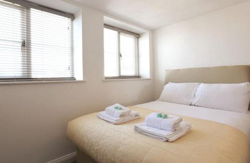 Southsea House | Air Maison - Seafront Flat Private - Roof Terrace with Parking