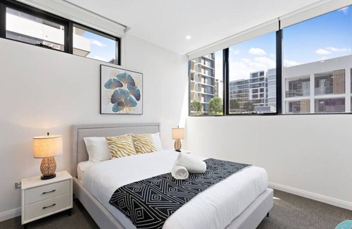 Lidcombe Apartment | Aircabin - Olympic Park - Cheerful - 3 Beds APT