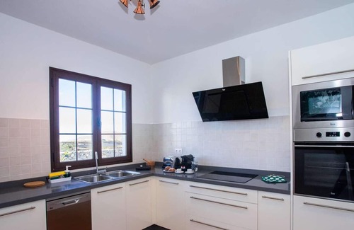 Tinajo Villa | Aircon, Wi-Fi, Smart TV, Private pool