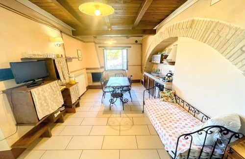Spoleto Apartment | Aircon, wIfI, infinity pool, Jacuzzi, nr Spoleto, car recommended not necessary