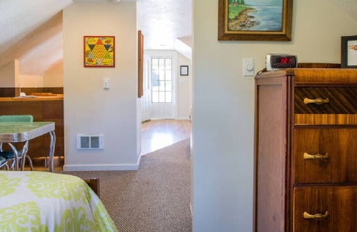 Woodland Apartment | Airie Studio with onsite Parking