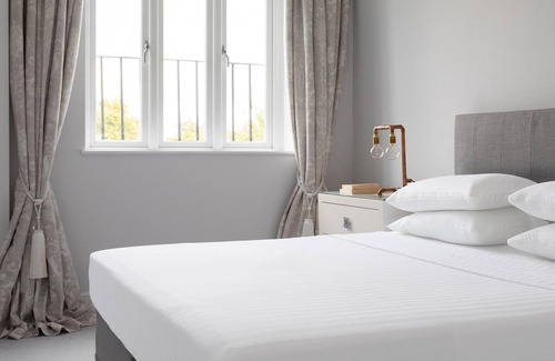 Campden Apartment | Airlie Gardens VI by onefinestay