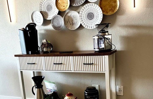 Tempe Apartment | Airport,ASU,fall ball, spring training, 2desks, balcony, king bed, fiber Wi-Fi