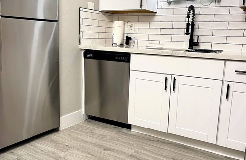 Tempe Apartment | Airport,ASU,fall ball, spring training, 2desks, balcony, king bed, fiber Wi-Fi