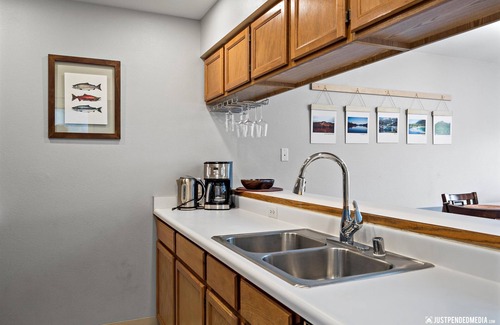 Turnagain House | Airport Retreat /2BR+1.5BA Duplex Unit