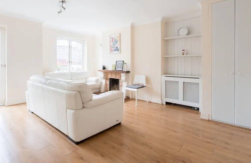 Ringsend Apartment | Airy and Light 2BD Flat in Dublin