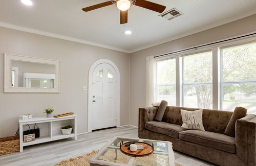 Downtown Cottage | Airy Bryan Vacation Rental ~ 5 Mi to Texas A&M