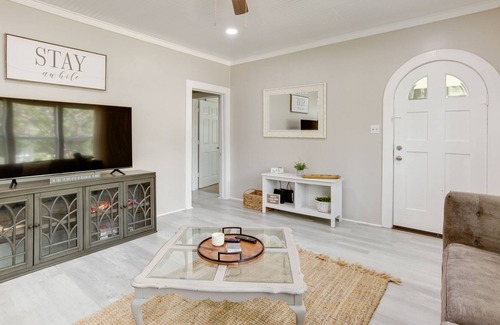 Downtown Cottage | Airy Bryan Vacation Rental ~ 5 Mi to Texas A&M