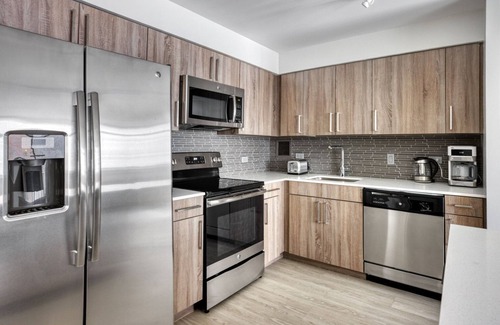 Near West Side Apartment | Airy Medical District 1BR w/W/D, Roof & Gym, nr Hospitals, by Blueground