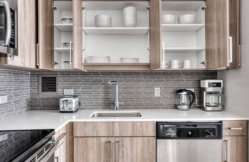 Near West Side Apartment | Airy Medical District 1BR w/W/D, Roof & Gym, nr Hospitals, by Blueground