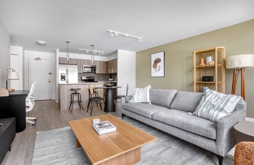 Near West Side Apartment | Airy Medical District 1BR w/W/D, Roof & Gym, nr Hospitals, by Blueground
