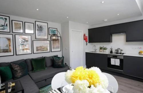 North Finchley Apartment | Aisiki Apartments at Stanhope Road, North Finchley, Airconditioned Multiple 2 or 3-Bedroom, Pet Friendly Duplex Flats, King or Twin Beds with Free Wi-Fi