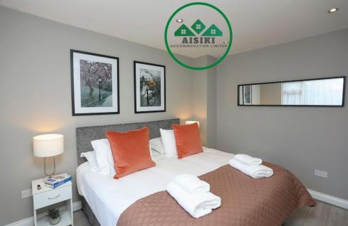 Hillingdon House | Aisiki Stays Apartments at Hillingdon, 3-Bedroom & 2-Bathroom, Pet Friendly House with Garden, King or Twin Beds with Free Wi-Fi & Parking Space