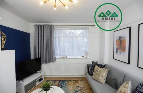 Hillingdon House | Aisiki Stays Apartments at Hillingdon, 3-Bedroom & 2-Bathroom, Pet Friendly House with Garden, King or Twin Beds with Free Wi-Fi & Parking Space
