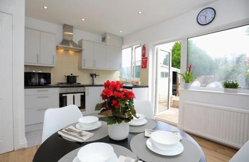 Hillingdon House | Aisiki Stays Apartments at Hillingdon, 3-Bedroom & 2-Bathroom, Pet Friendly House with Garden, King or Twin Beds with Free Wi-Fi & Parking Space