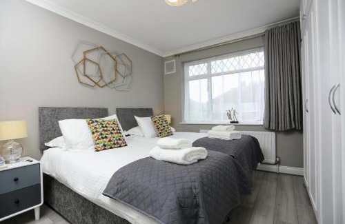 Hillingdon House | Aisiki Stays Apartments at Hillingdon, 3-Bedroom & 2-Bathroom, Pet Friendly House with Garden, King or Twin Beds with Free Wi-Fi & Parking Space