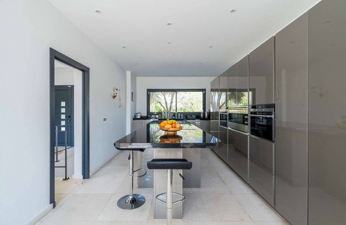Nord House | Aix-en-Provence countryside – A contemporary property – Sleeps 10