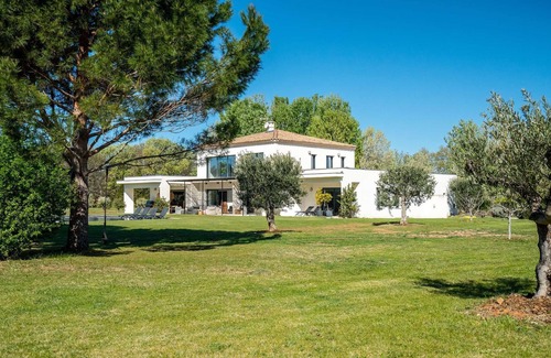 Nord House | Aix-en-Provence countryside – A contemporary property – Sleeps 10