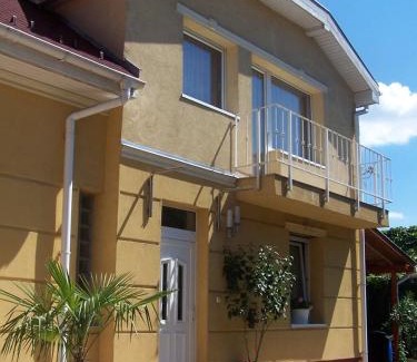 Zuglo Apartment | Akacia Apartment - FREE INSIDE PARKING, 2 bedrooms, garden, next to centre