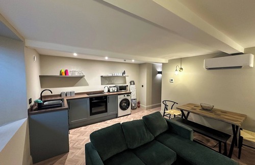 Halifax House | Akroyd House - The Dean Clough Room, A brand new stunning guest house, town centre location with par