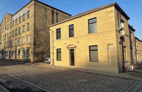 Halifax House | Akroyd House - The Dean Clough Room, A brand new stunning guest house, town centre location with par