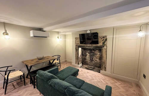 Halifax House | Akroyd House - The Dean Clough Room, A brand new stunning guest house, town centre location with par