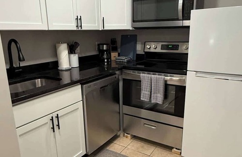 South Central Omaha Apartment | Aksarben, close to I-80, parking on site