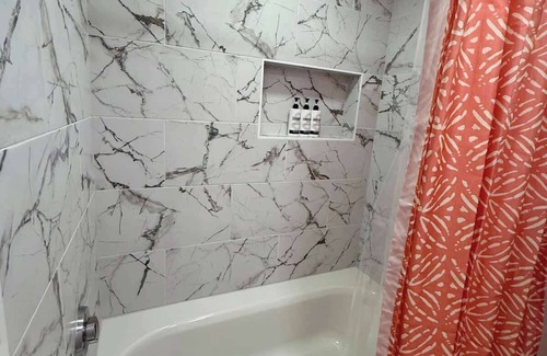 South Central Omaha Apartment | Aksarben, close to I-80, parking on site