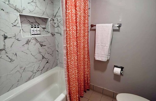 South Central Omaha Apartment | Aksarben, close to I-80, parking on site