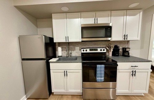 South Central Omaha Apartment | Aksarben Gem near UNO