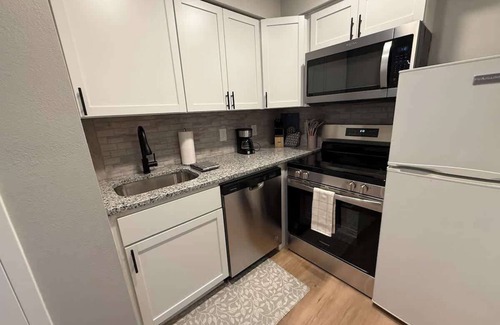 South Central Omaha Apartment | Aksarben, second floor, w/on-site parking