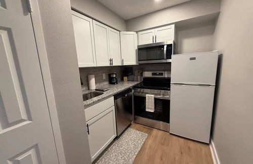 South Central Omaha Apartment | Aksarben, second floor, w/on-site parking