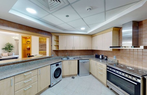 Palm Jumeirah Apartment | Al Dabas Beach Views, 3BD Sleeps 6, Beachfront