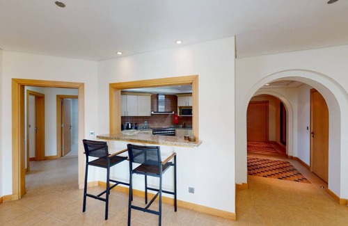 Palm Jumeirah Apartment | Al Dabas Beach Views, 3BD Sleeps 6, Beachfront