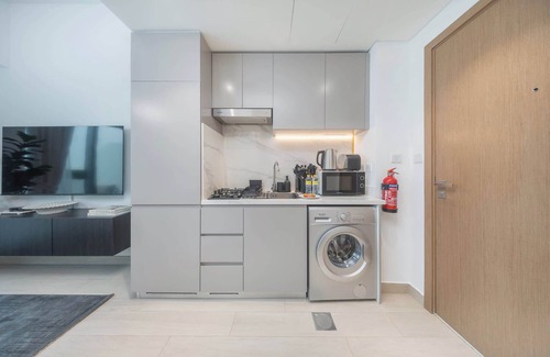 Jadaf Apartment | Al Jaddaf Sleeps 3 with Pool & Play Area!