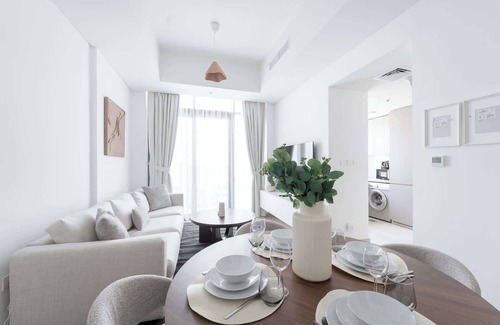 Jadaf Apartment | Al Jaddaf sleeps 4 with Swimming Pool and Gym!