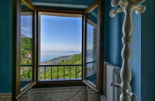 Musaga Ski Chalet | Al Pos by Theater Home, with marvellous lake view