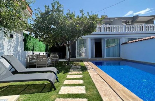Alacati Villa | Alaçatı Köy İçi Müstakil Havuzlu Lüx Limon Villa