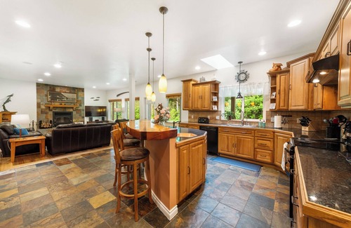 Juneau House | Alaska Forest Hideaway, Freshly Remodeled, Hot Tub, King Beds, 4 Bed/2.5Bath