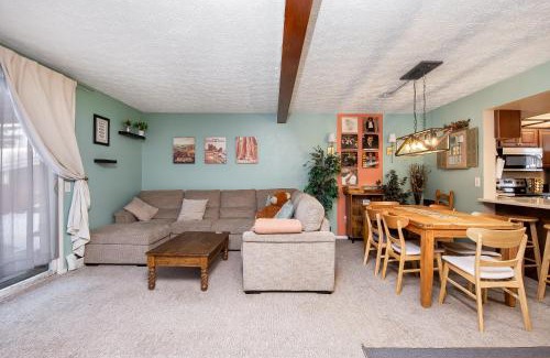 Abbott Loop House | Alaska Hog House: Cozy & Spacious home Anchorage